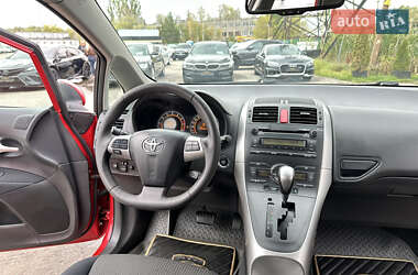 Хэтчбек Toyota Auris 2010 в 