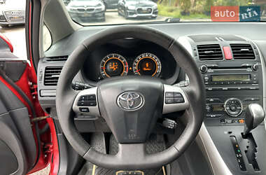 Хэтчбек Toyota Auris 2010 в 