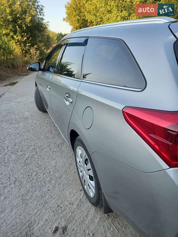 Универсал Toyota Auris 2014 в Обухове