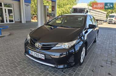 Хэтчбек Toyota Auris 2013 в 