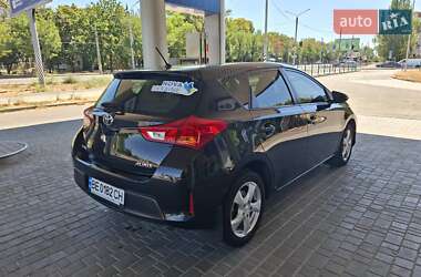 Хэтчбек Toyota Auris 2013 в 