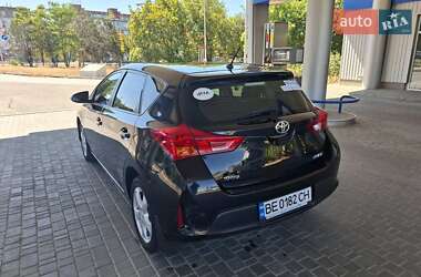 Хэтчбек Toyota Auris 2013 в 