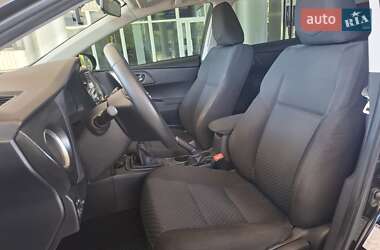 Хэтчбек Toyota Auris 2013 в 