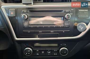 Хэтчбек Toyota Auris 2013 в 