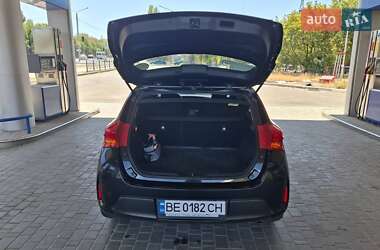 Хэтчбек Toyota Auris 2013 в 
