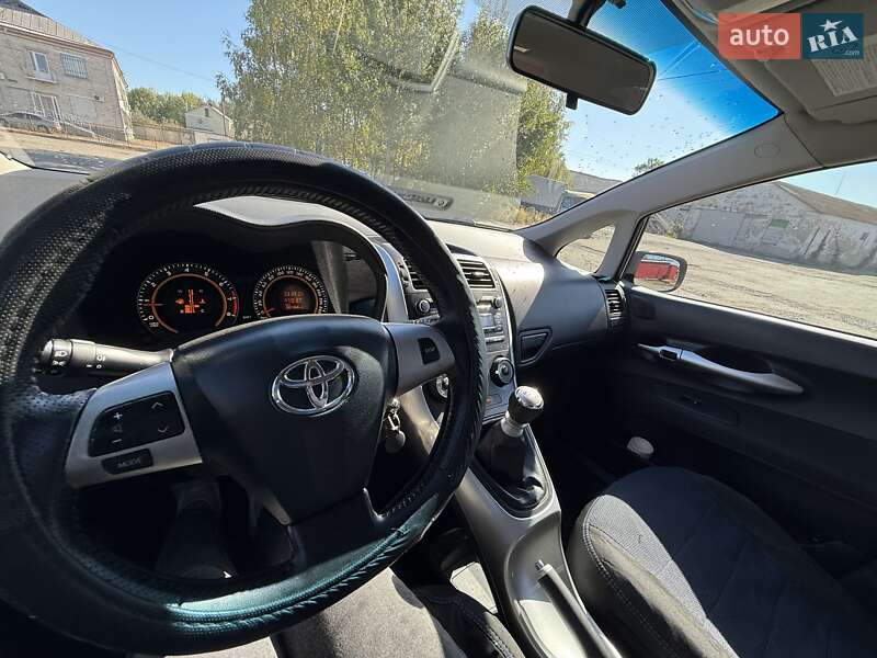 Хетчбек Toyota Auris 2010 в Тростянці