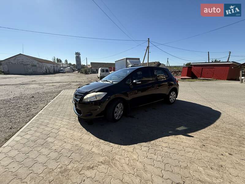 Хетчбек Toyota Auris 2010 в Тростянці
