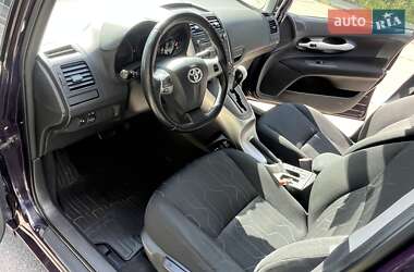 Хэтчбек Toyota Auris 2011 в 