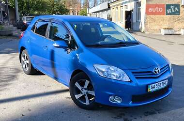 Хэтчбек Toyota Auris 2011 в 