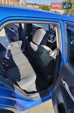 Хэтчбек Toyota Auris 2011 в 