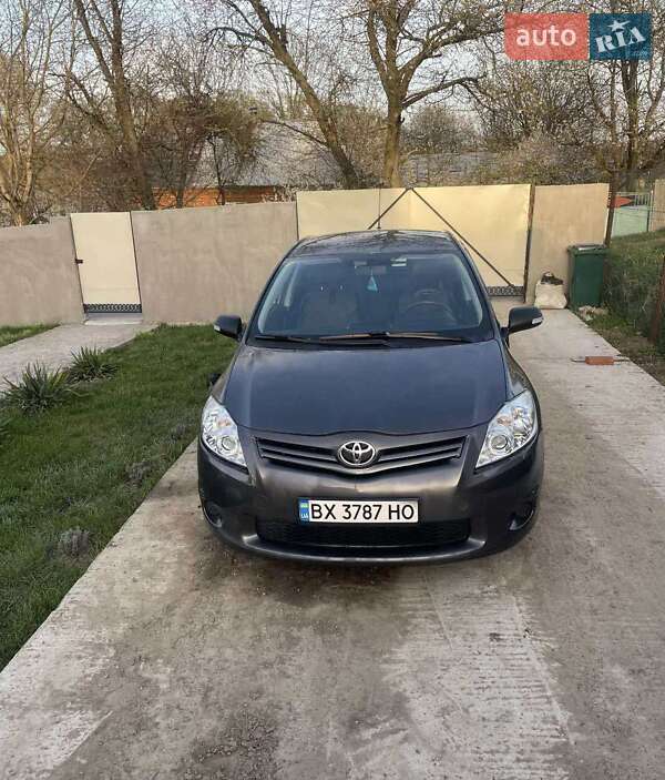 Хэтчбек Toyota Auris 2011 в 