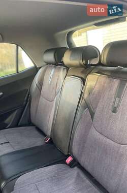 Хэтчбек Toyota Auris 2011 в 