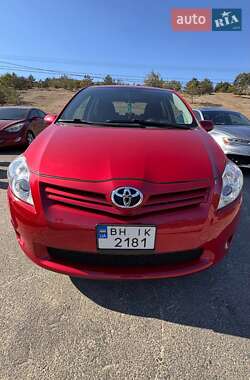 Хэтчбек Toyota Auris 2010 в 