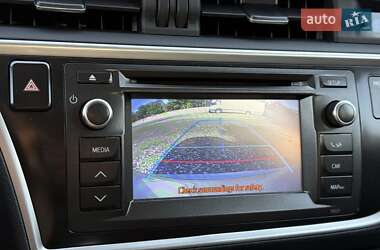 Хэтчбек Toyota Auris 2012 в 