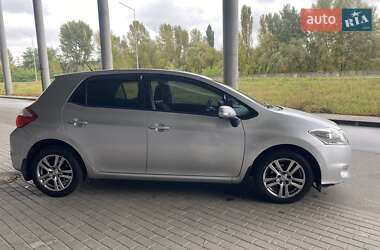 Хэтчбек Toyota Auris 2011 в 