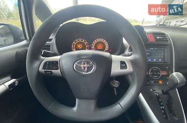 Хэтчбек Toyota Auris 2011 в 