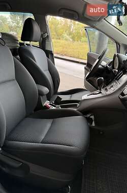 Хэтчбек Toyota Auris 2011 в 