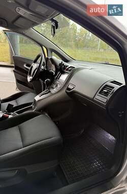 Хэтчбек Toyota Auris 2011 в 