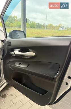 Хэтчбек Toyota Auris 2011 в 