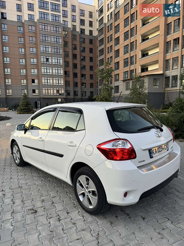 Хэтчбек Toyota Auris 2011 в Киеве
