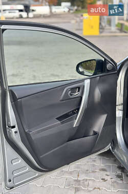 Хэтчбек Toyota Auris 2014 в 