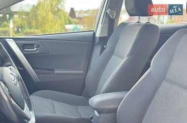 Хэтчбек Toyota Auris 2014 в 