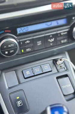 Хэтчбек Toyota Auris 2014 в 