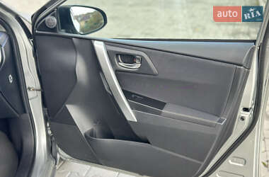 Хэтчбек Toyota Auris 2014 в 