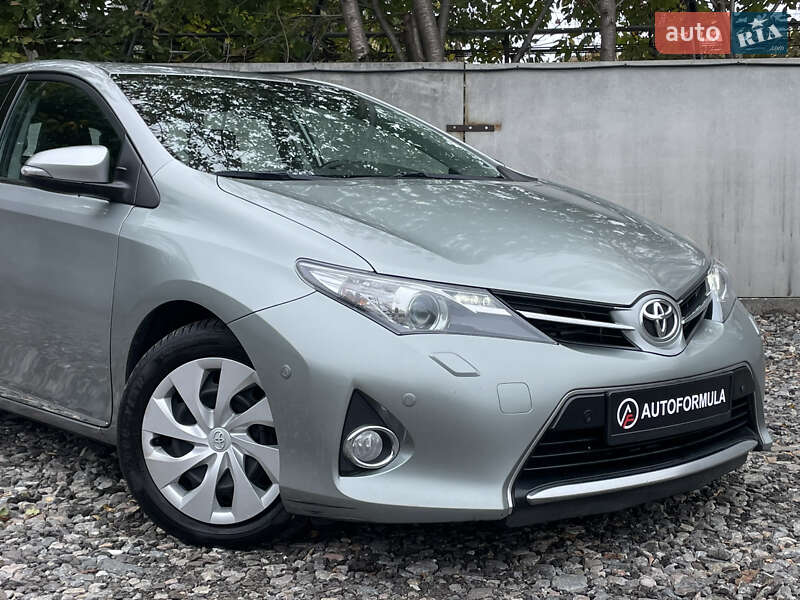Хэтчбек Toyota Auris 2012 в Киеве