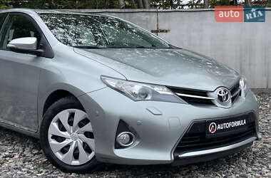 Хэтчбек Toyota Auris 2012 в 
