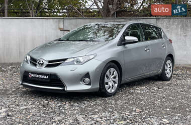 Хэтчбек Toyota Auris 2012 в 