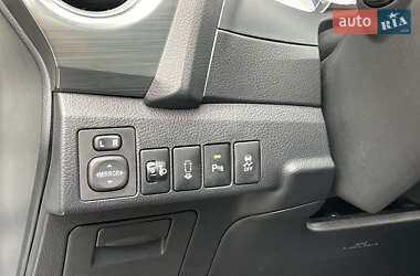 Хэтчбек Toyota Auris 2012 в 