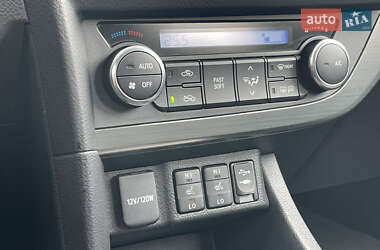 Хэтчбек Toyota Auris 2012 в 