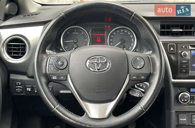 Хэтчбек Toyota Auris 2012 в 