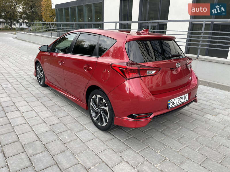 Хэтчбек Toyota Auris 2015 в Ровно