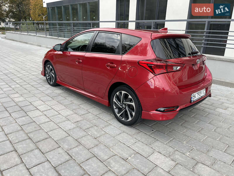 Хэтчбек Toyota Auris 2015 в Ровно