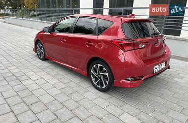 Хэтчбек Toyota Auris 2015 в 