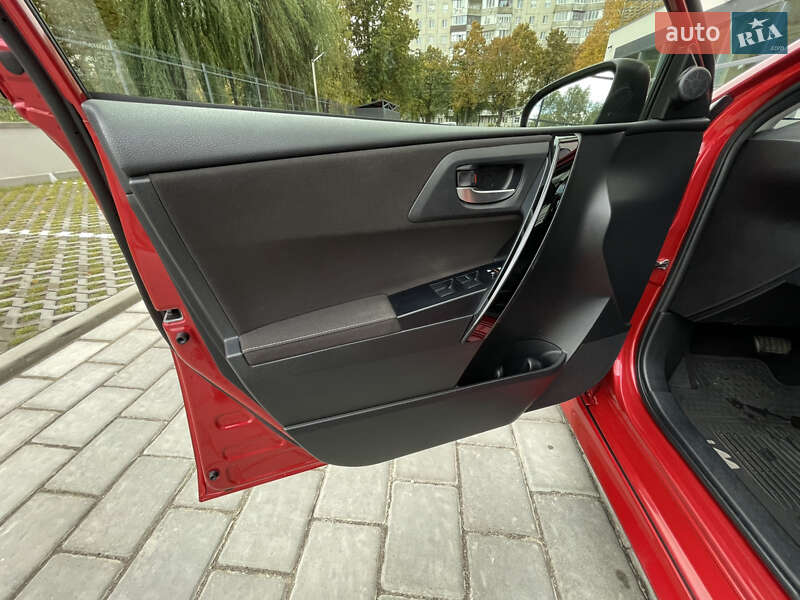 Хэтчбек Toyota Auris 2015 в Ровно