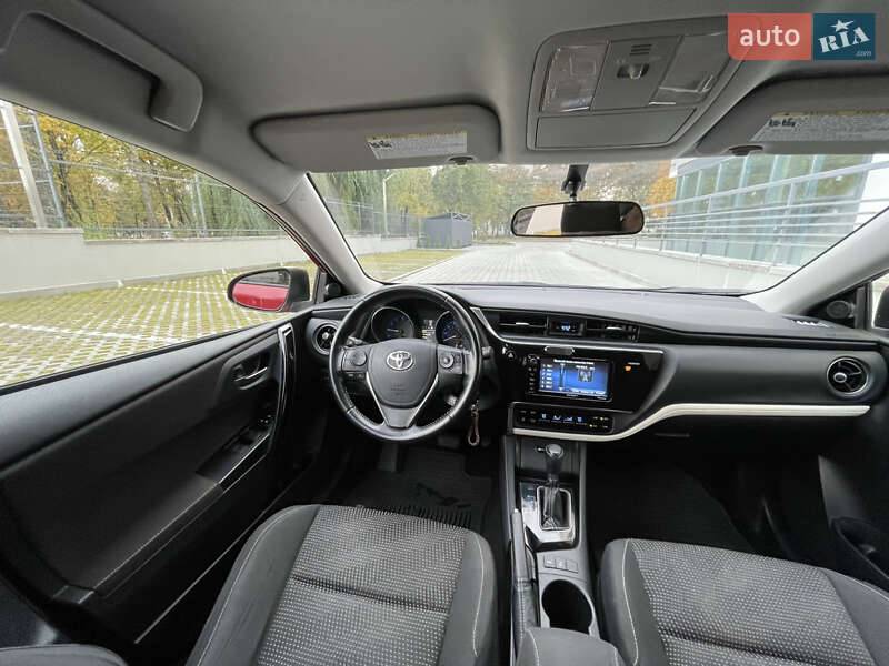 Хэтчбек Toyota Auris 2015 в Ровно