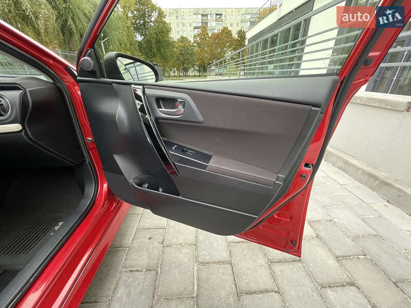 Хэтчбек Toyota Auris 2015 в Ровно