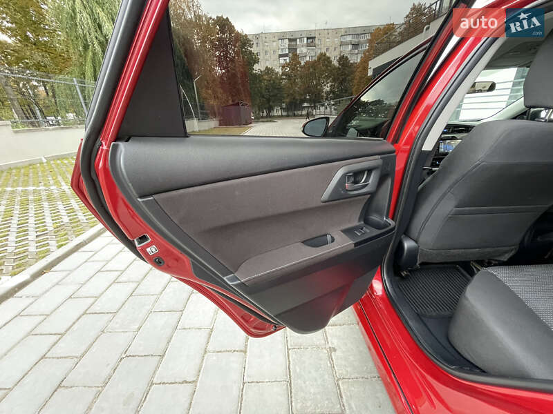 Хэтчбек Toyota Auris 2015 в Ровно