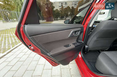 Хэтчбек Toyota Auris 2015 в 