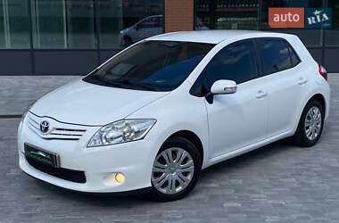 Хэтчбек Toyota Auris 2011 в 
