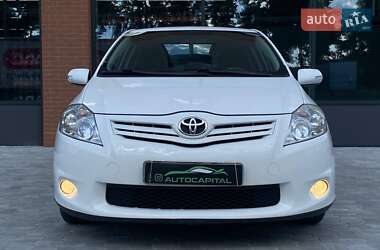 Хэтчбек Toyota Auris 2011 в 