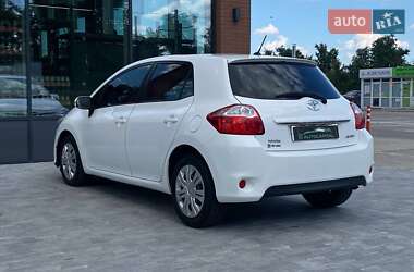 Хэтчбек Toyota Auris 2011 в 