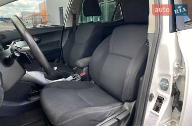 Хэтчбек Toyota Auris 2011 в 