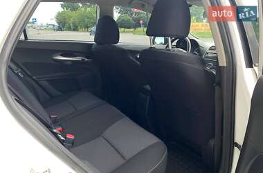 Хэтчбек Toyota Auris 2011 в 