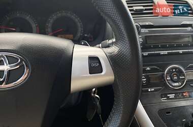 Хэтчбек Toyota Auris 2011 в 