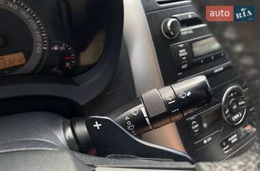 Хэтчбек Toyota Auris 2011 в 