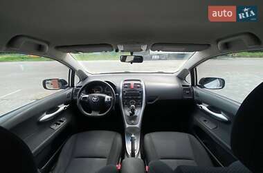 Хэтчбек Toyota Auris 2011 в 